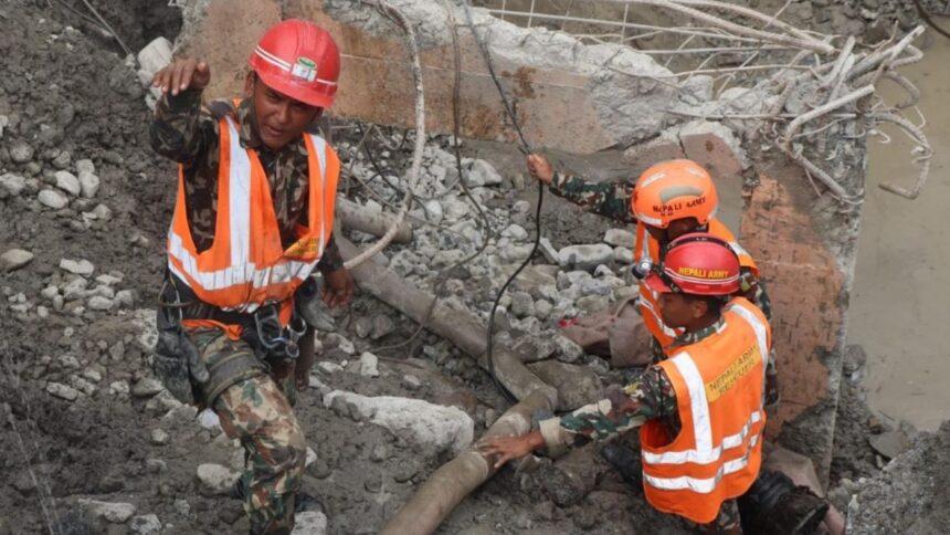 Rescatistas buscan a contrarreloj a 900 trabajadores de hidroeléctricas en Nepal