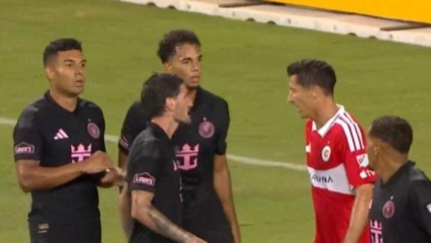 Rodrigo de Paul encara a Lewandowski y presume su Copa del Mundo