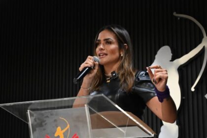 Rojo de la Vega denuncia ataques; Sánchez Barrios sigue firme