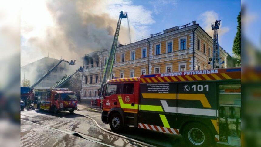 Rusia ataca la Academia de Ciencias de Ucrania; al menos un muerto