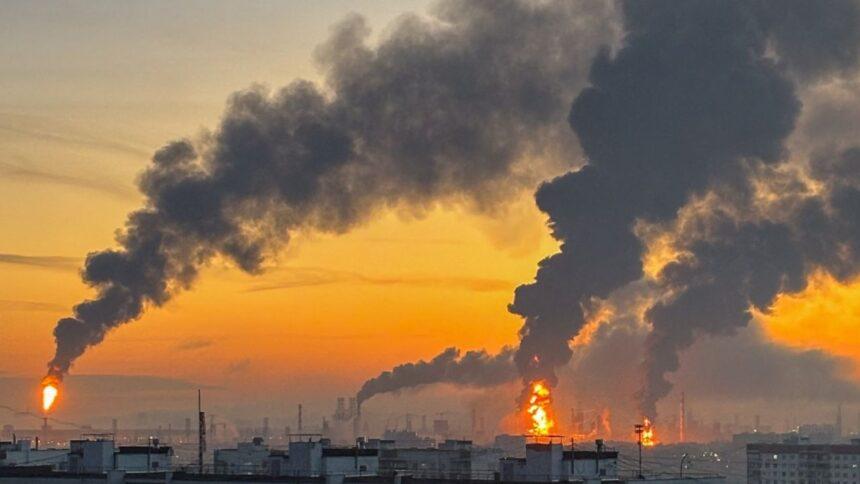 Rusia suspende casi 450 vuelos y limita gasolina tras ataque ucraniano