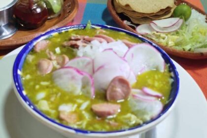 Salamanca: Pozole verde con salchicha, sabor local
