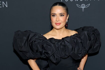 Salma Hayek comparte su secreto para mantenerse radiante a los 60