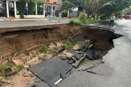 Se abre socavón en Guadalajara tras intensas lluvias nocturnas