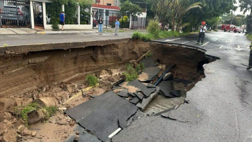 Se abre socavón en Guadalajara tras intensas lluvias nocturnas