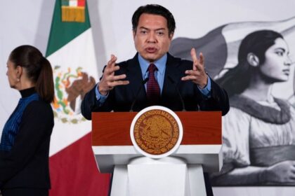 SEP anuncia acuerdo para regular celulares en aulas del país