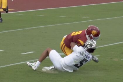 Sucia tacleada manda al hospital al quarterback de Oregon; exigen castigo ejemplar