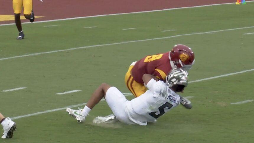Sucia tacleada manda al hospital al quarterback de Oregon; exigen castigo ejemplar