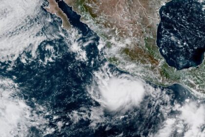 Suspenden clases y labores administrativas en Baja California Sur por huracán Polo