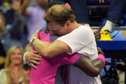 Tenista llora en brazos del rival que lo eliminó del US Open