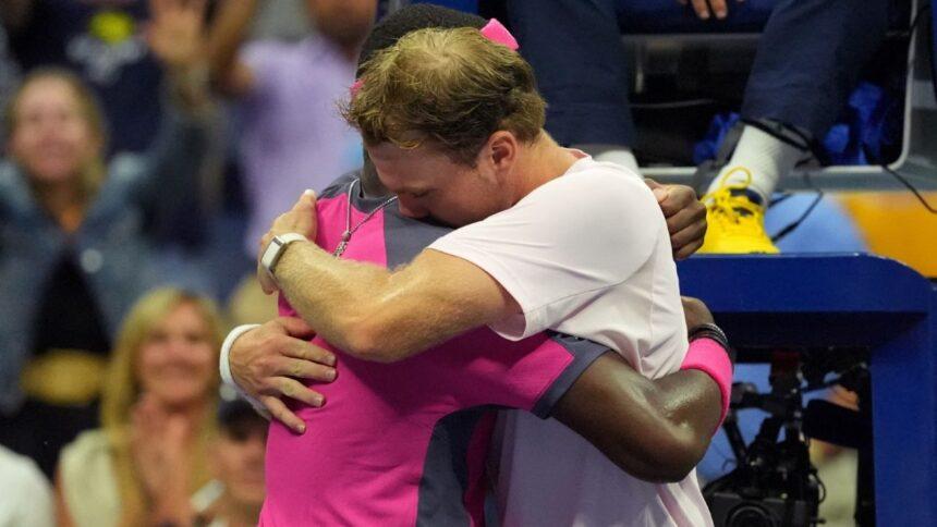 Tenista llora en brazos del rival que lo eliminó del US Open