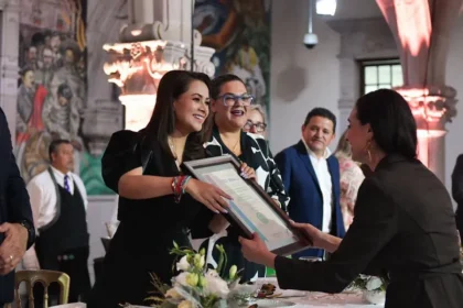 Tere Jiménez entrega Sello de Bajo Carbono en Aguascalientes