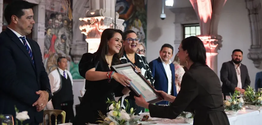 Tere Jiménez entrega Sello de Bajo Carbono en Aguascalientes