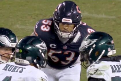 T.J. Edwards, de Bears, escucha la jugada de Eagles e intercepta