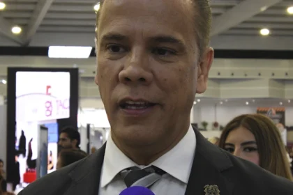 Toño Arámbula acepta aspiraciones políticas, pero sin prisa
