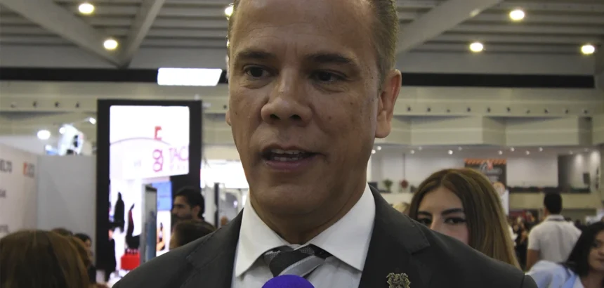 Toño Arámbula acepta aspiraciones políticas, pero sin prisa