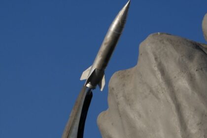 Trump afirma destruir dos lanchas iraníes tras intentar capturar dron de EU