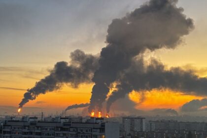 Ucrania lanza más de mil drones contra Rusia; daña refinería y vivienda