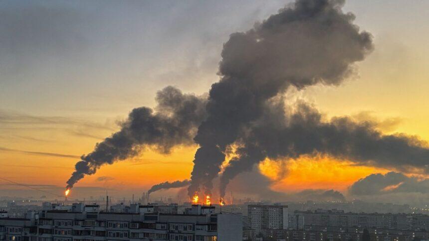 Ucrania lanza más de mil drones contra Rusia; daña refinería y vivienda
