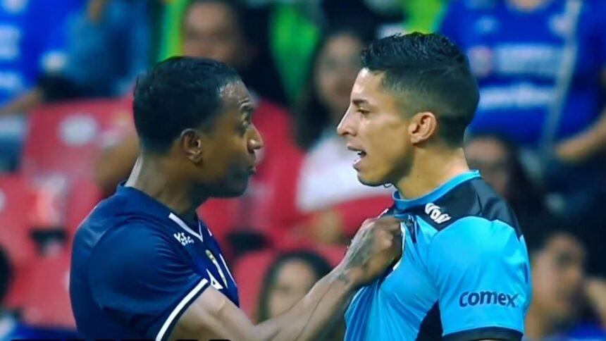Willer Ditta empuja a un árbitro asistente y podría recibir fuerte sanción