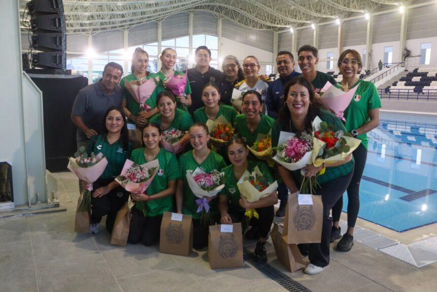 Yarabí Ávila recibe a la Selección Nacional de Natación Artística