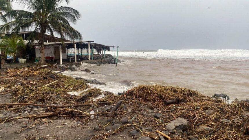 activan alerta roja en colima y jalisco ante impacto del Activan alerta roja en Colima y Jalisco ante impacto del huracán Simón