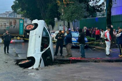 Adulto mayor cae con su vehículo en zanja por reparaciones en CDMX