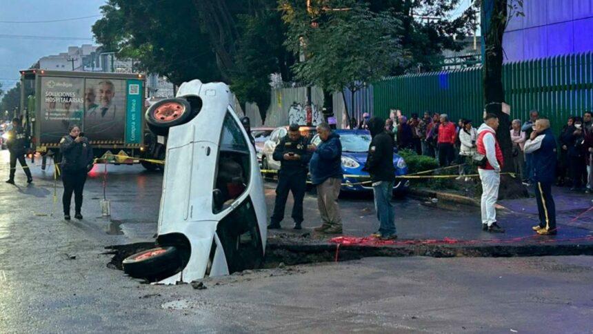 Adulto mayor cae con su vehículo en zanja por reparaciones en CDMX