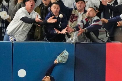 Aficionado de Yankees roba jonrón del empate; expulsado y Nueva York eliminado