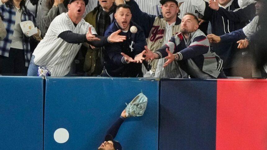 Aficionado de Yankees roba jonrón del empate; expulsado y Nueva York eliminado