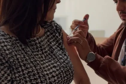 Aguascalientes inicia vacunación contra COVID e influenza