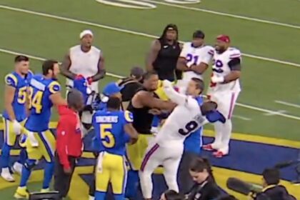 Alaric Jackson da un puñetazo en la cara a Bradley Chubb