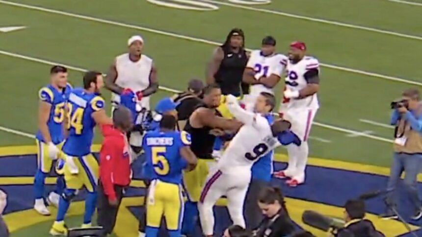 Alaric Jackson da un puñetazo en la cara a Bradley Chubb
