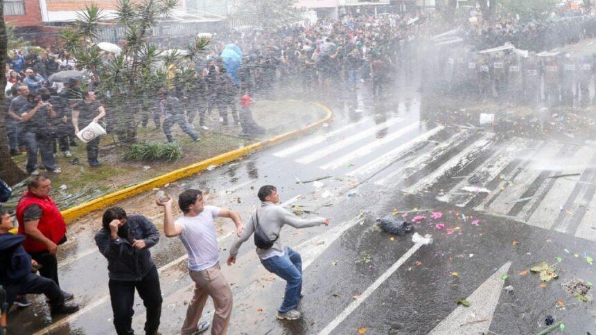 Amnistía Internacional reporta más de 50 detenidos en protesta; exige esclarecer caso