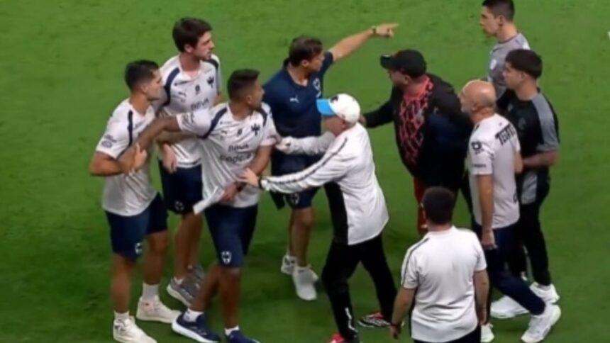 Antonio Mohamed riñe con Matías Almeyda, su auxiliar, y critica el arbitraje