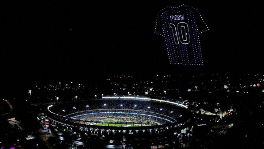 Aseguradora se disculpa por aparecer en show de drones durante la despedida de Messi