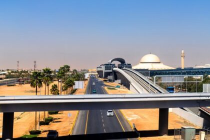 Ataque con misiles al aeropuerto saudí deja al menos 30 heridos internacionales