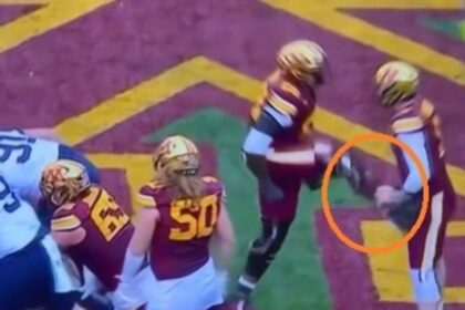 ¡Ay, dolor! Tackle ofensivo propina un puntapié en la entrepierna al quarterback