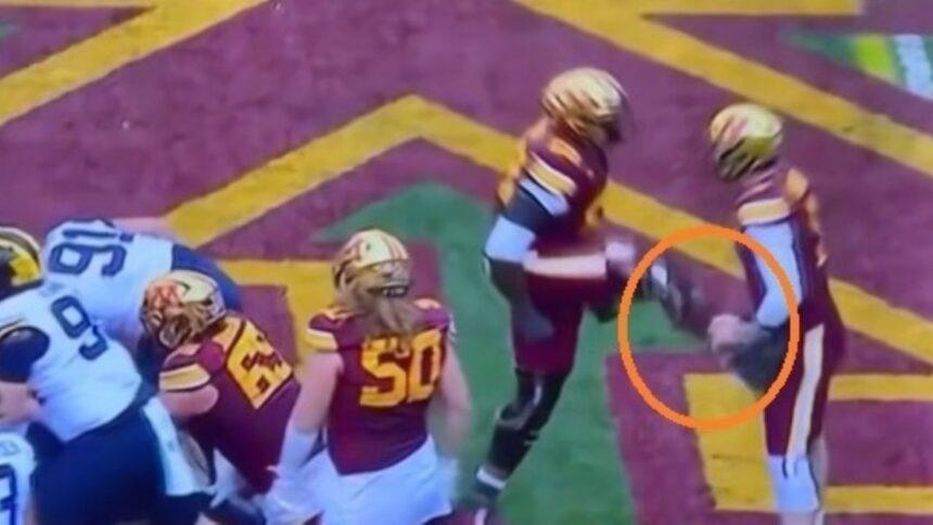 ¡Ay, dolor! Tackle ofensivo propina un puntapié en la entrepierna al quarterback