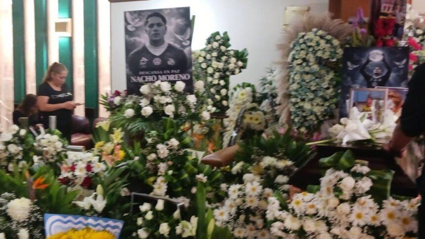 Balones y medallas despiden futbolistas de la Talacha tras accidente en Puebla
