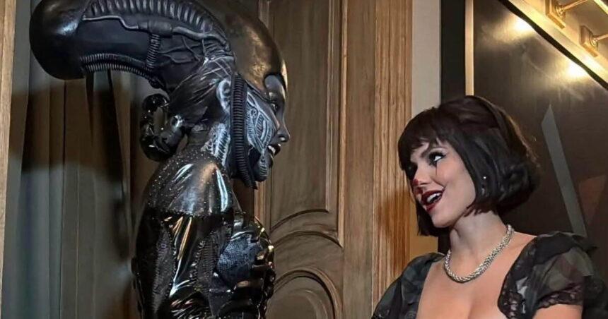 Beliween deslumbra con su disfraz junto a Victoria Justice en Halloween