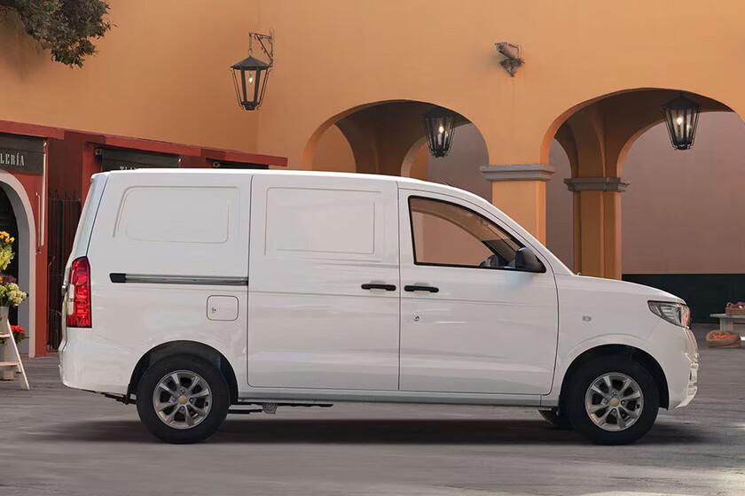 Camioneta de carga económica con motor eficiente y capacidad de 650 kg