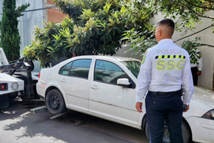CDMX retira vehículos abandonados tras permanecer más de 15 días estacionados