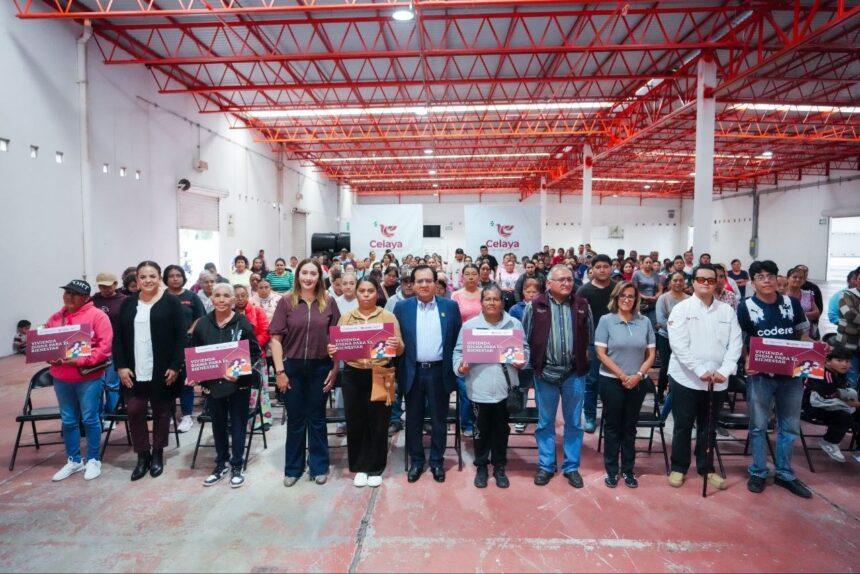 Celaya entrega láminas a 200 familias para mejorar su vivienda