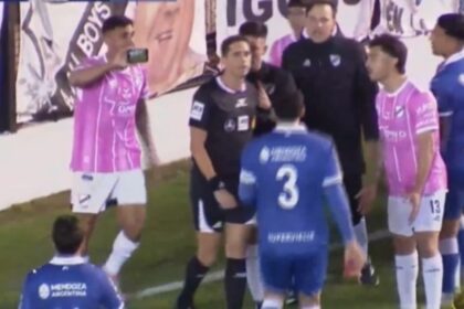 CeluVAR: jugador usa teléfono y el árbitro cambia penalti por tiro libre