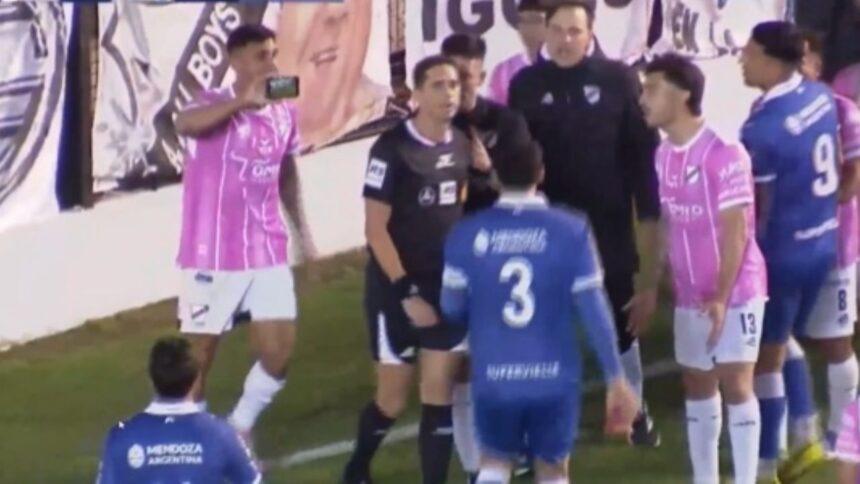 CeluVAR: jugador usa teléfono y el árbitro cambia penalti por tiro libre