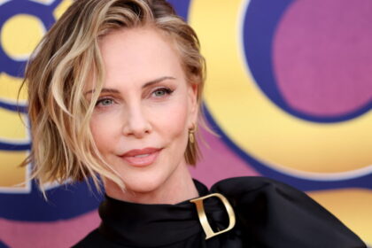 Charlize Theron cambia a un estilo masculino y sus hijas reaccionan