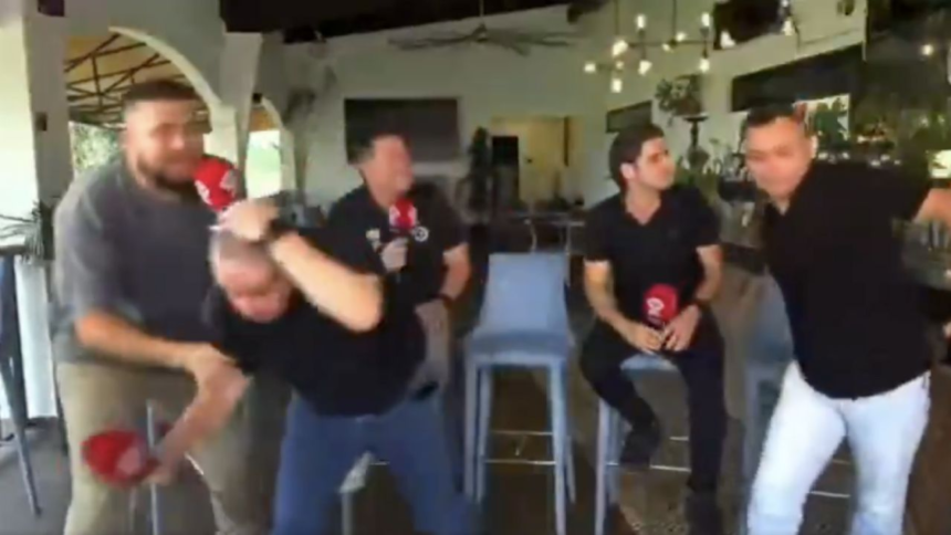 Comentaristas deportivos huyen en vivo al sentir terremoto de 7.7 en Panamá