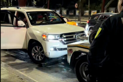 Conductor acumula 200 multas por invadir carril del Metrobús en CDMX