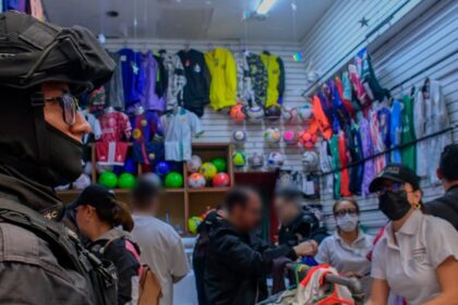 Decomisan ropa deportiva y uniformes de fútbol por 1.9 millones en Tepito